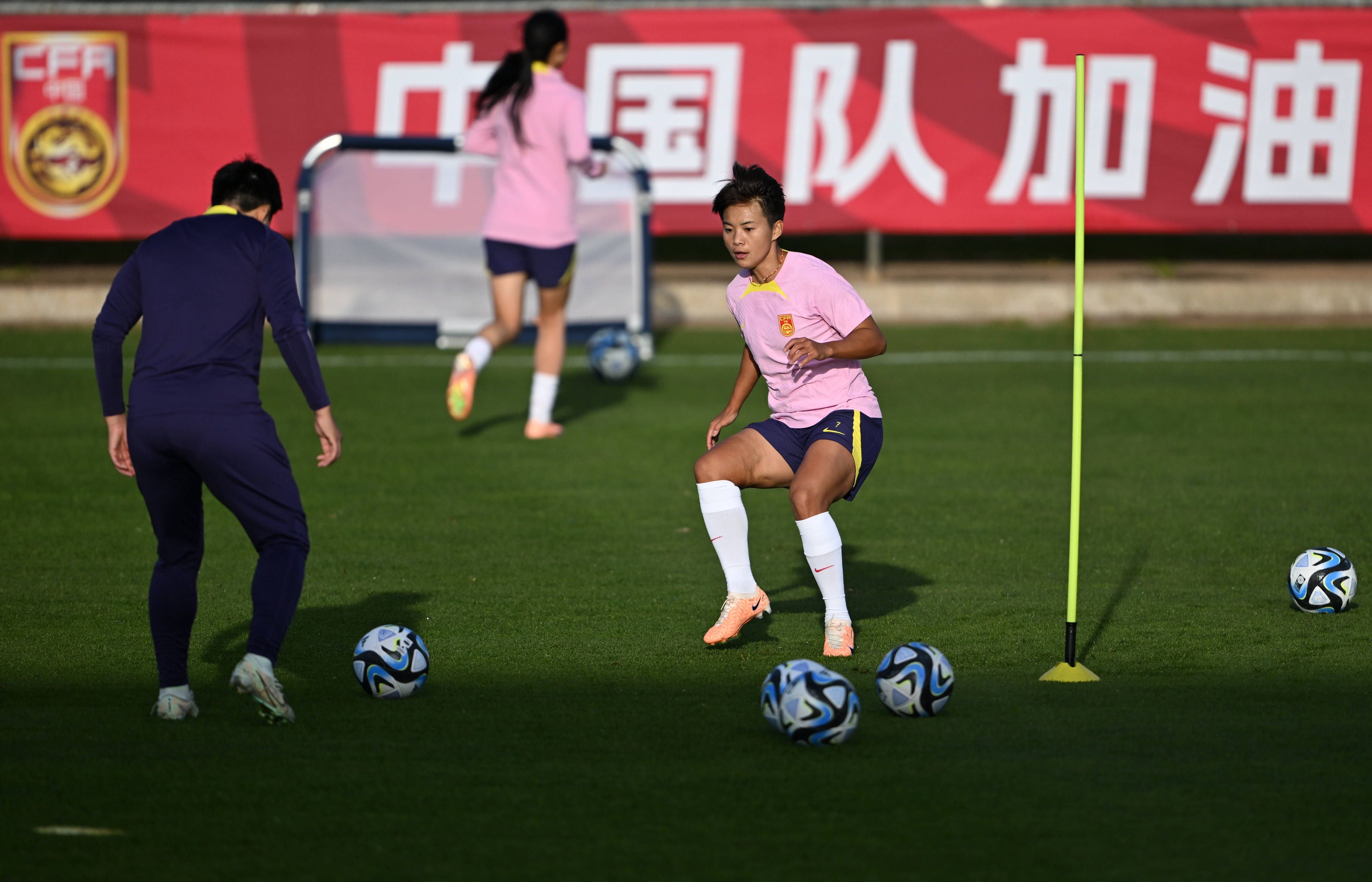 荷兰前锋齐尔克泽现年22岁，身高193cm。